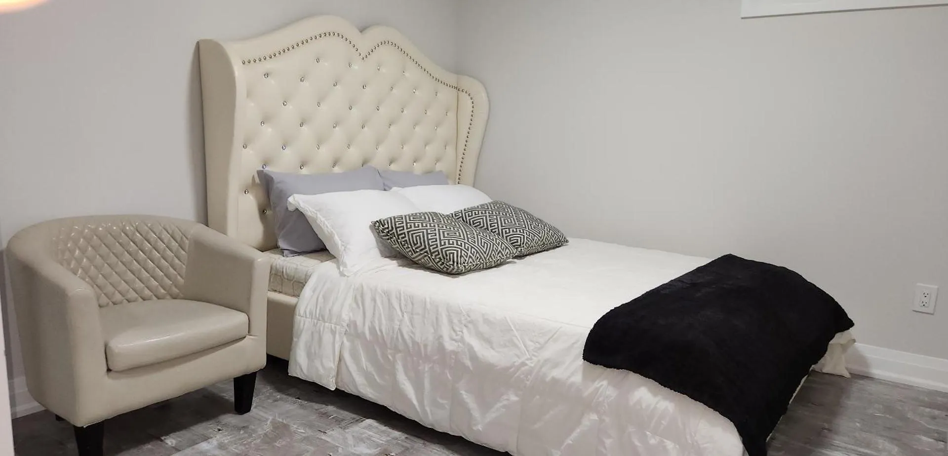 Entire 2 Bedroom Apartment In Kitchener 0*,  Canada